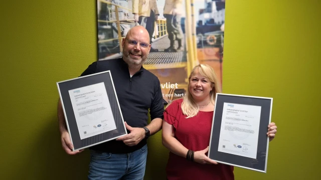 KAM manager Jaqueline Heijnen en Manager Proces & ICT Ernst Hengstman - Corté met de nieuwe certificaten